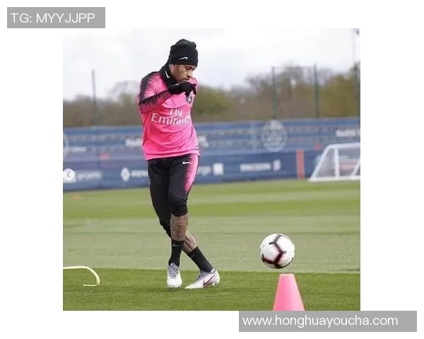 足球明星健美身材展示男人魅力与力量的完美结合