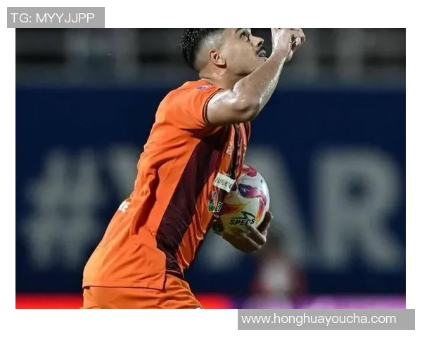 足球明星双手合十祈愿瞬间展现运动员的虔诚与热爱