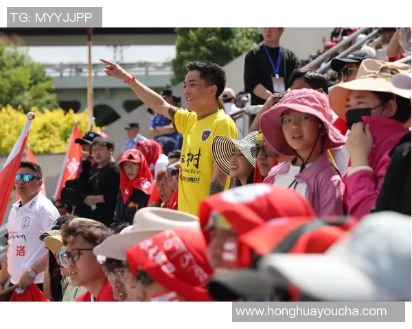 足球明星亲临球迷现场送惊喜礼物点燃激情瞬间